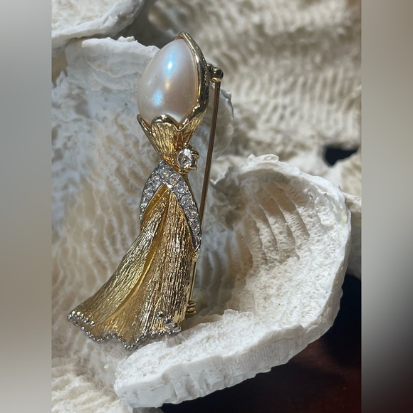 Vintage Elegant Faux Pearl and Gold-tone Brooch Signed C Puccini - Picture 3 of 8